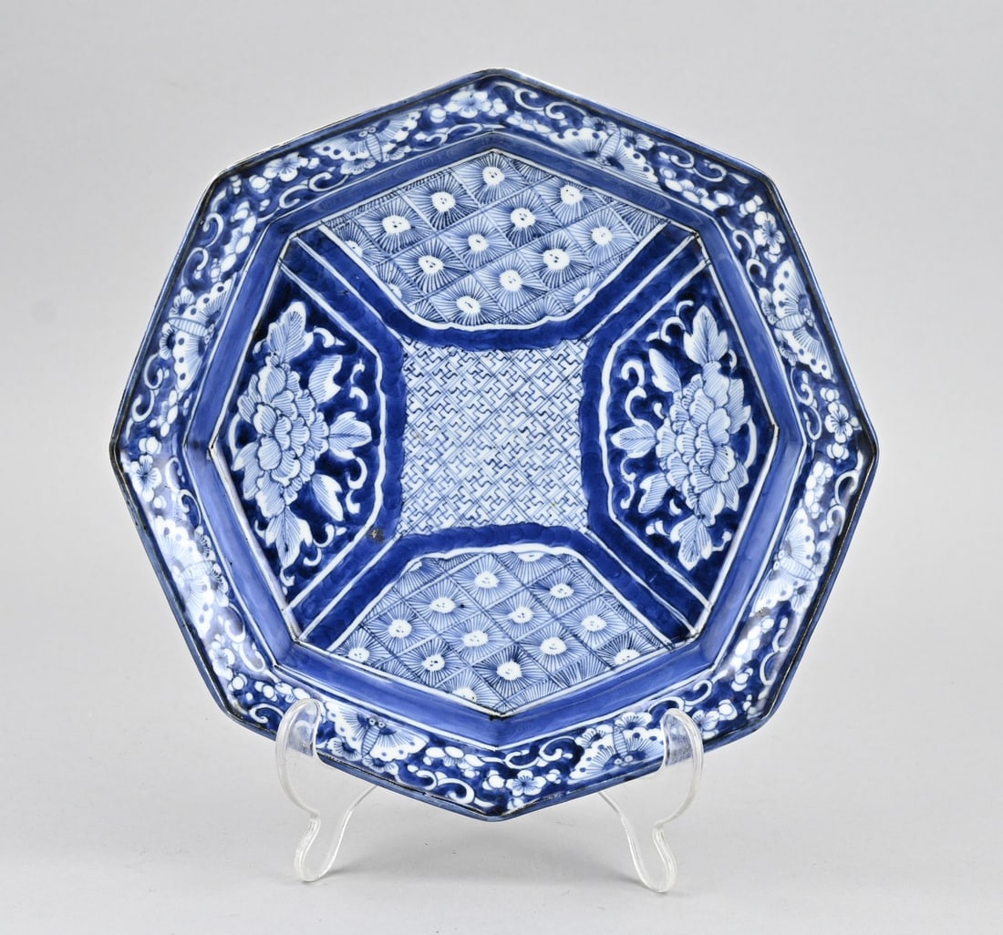 Japanese plate Ø 23.5 cm.: 18th-century Japanese porcelain plate with peony/butterfly decoration. Dimensions: 4 x 23.5 x 23.5 cm. In good condition.