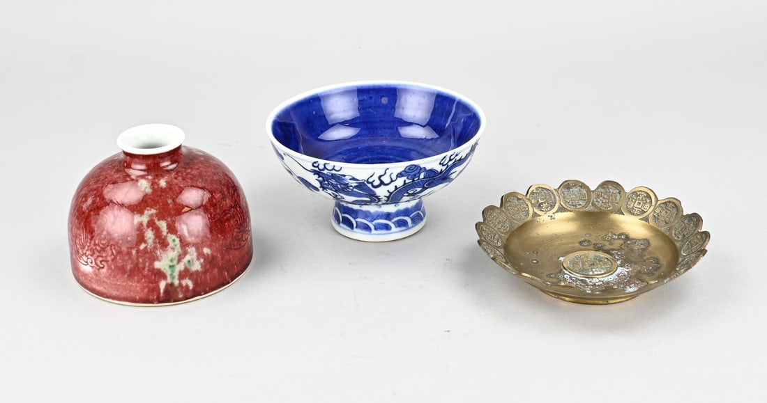 3x Ancient China: Three pieces of old China. 1x Sang de boeuf vase with six-character base mark. 1x Stem cup with dragon decoration. 1x Bronze dish with a rim of coins. Dimensions: 12 x 15 cm. In good condition.