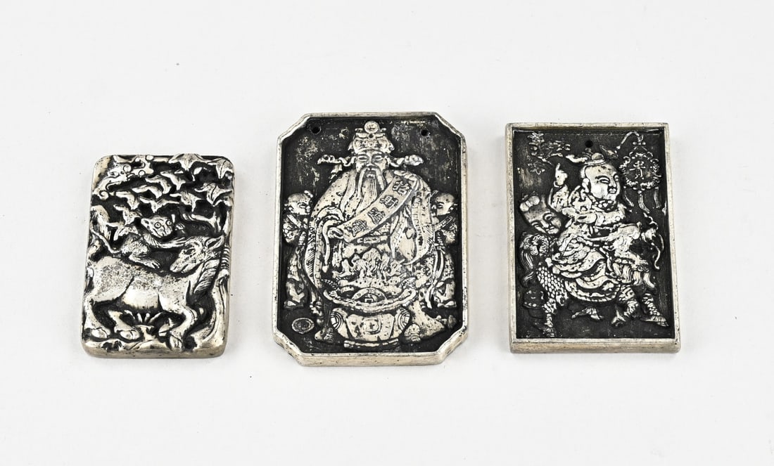 3x Chin. medal/plaque Ø 8-10 cm.: Three old Chinese bronze plated plaques/medals. Miscellaneous. 20th century. Dimensions: Ø 8 - 10 cm. In good condition.