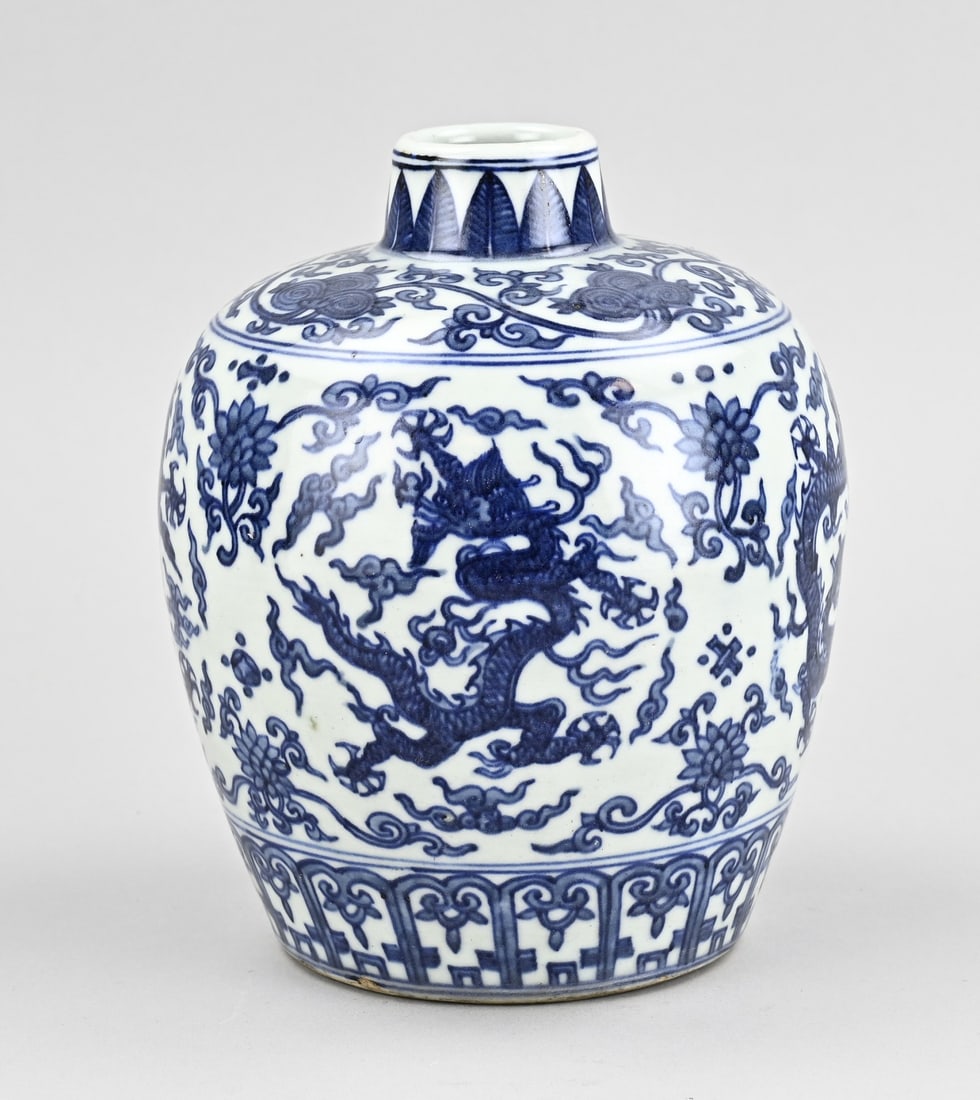 Chinese dragon vase, H 19.2 cm.: Old Chinese porcelain dragon vase with six-character base mark. Dimensions: H 19.2 cm. In good condition.