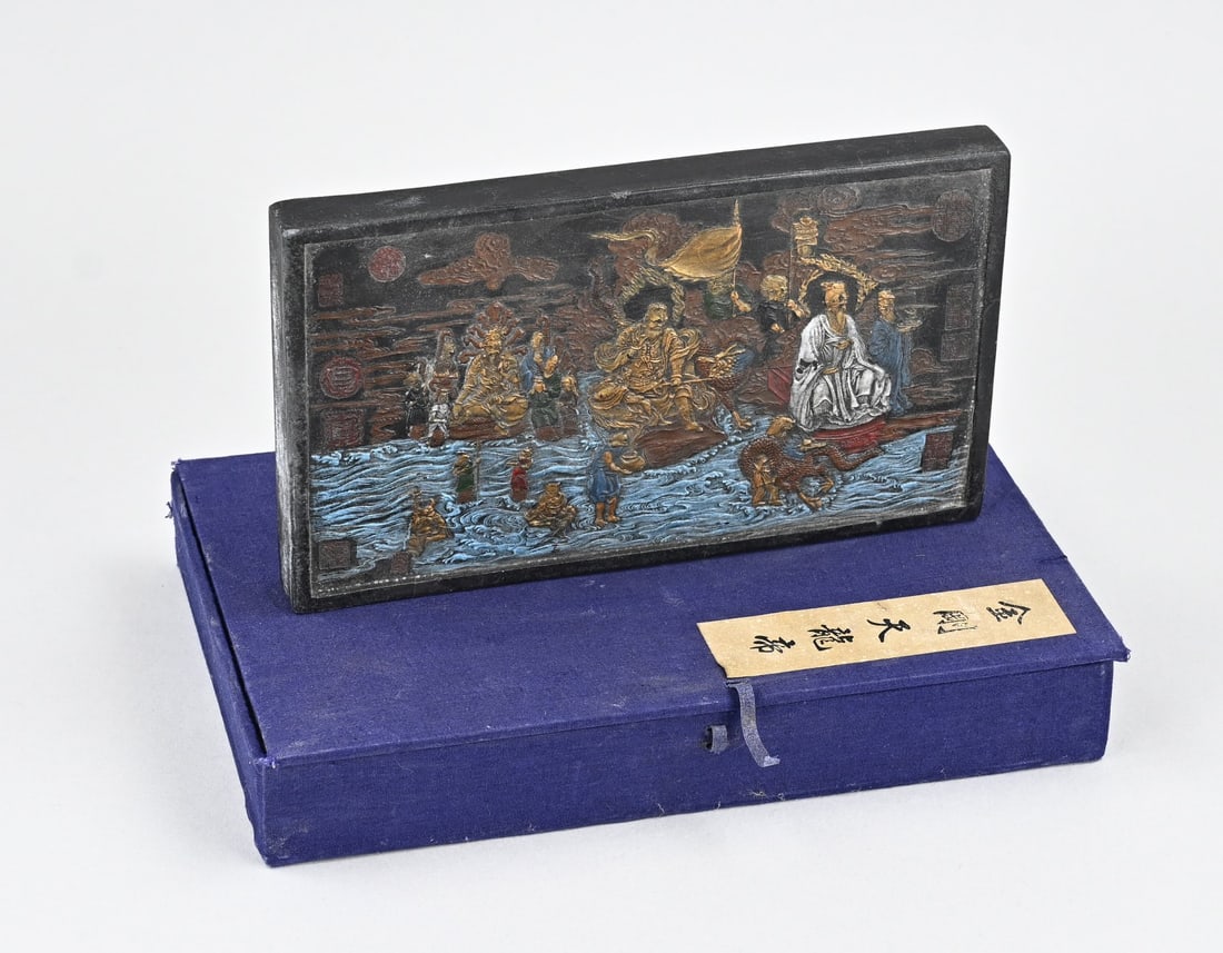 Inkstone in box: Old Chinese inkstone in storage box, with figurative depiction, text, etc. Dimensions: 26 x 16.5 x 4 cm. In good condition.