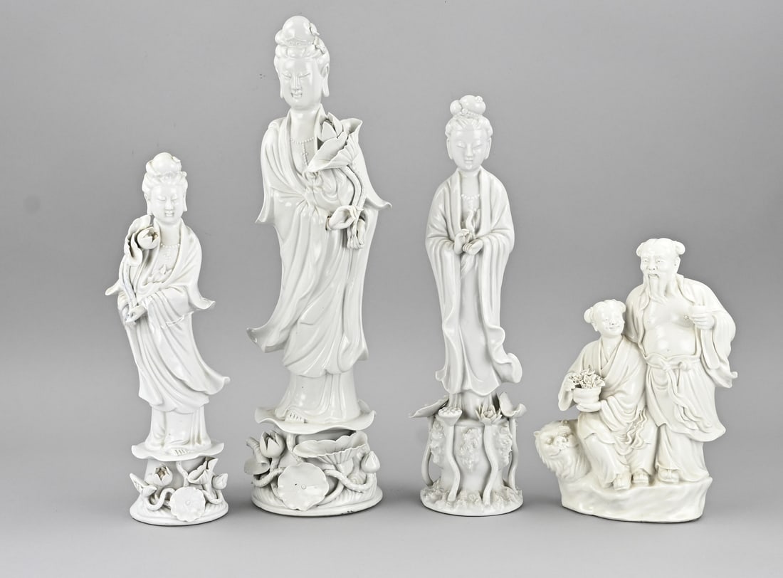 4x Chinese statue: Four diverse Chinese porcelain Blanc de Chine Quan Yins + Buddha figures. 20th century. 2x Fingers damaged. Dimensions: 25 x 43 cm. In reasonable condition.