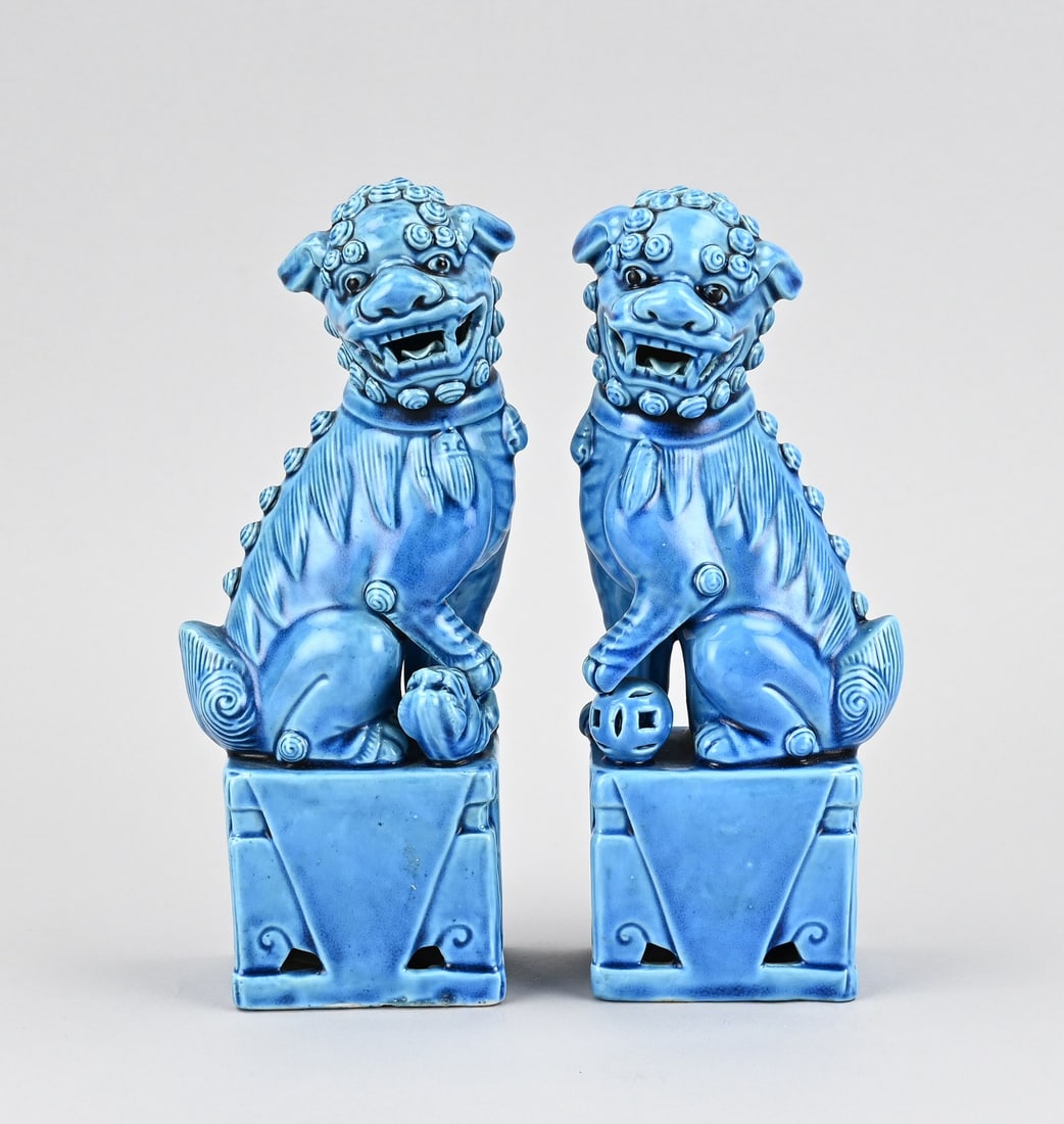 2x Chinese Foo Dog (blue glaze): Two Chinese porcelain foo dogs with blue glaze and base mark. 20th century. Dimensions: 20.3 cm. In good condition.