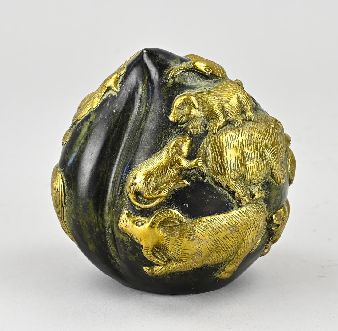 Bronze peach with animal decoration: Chinese bronze peach with good luck symbol + animal decoration. Size: 11 cm. In good condition.