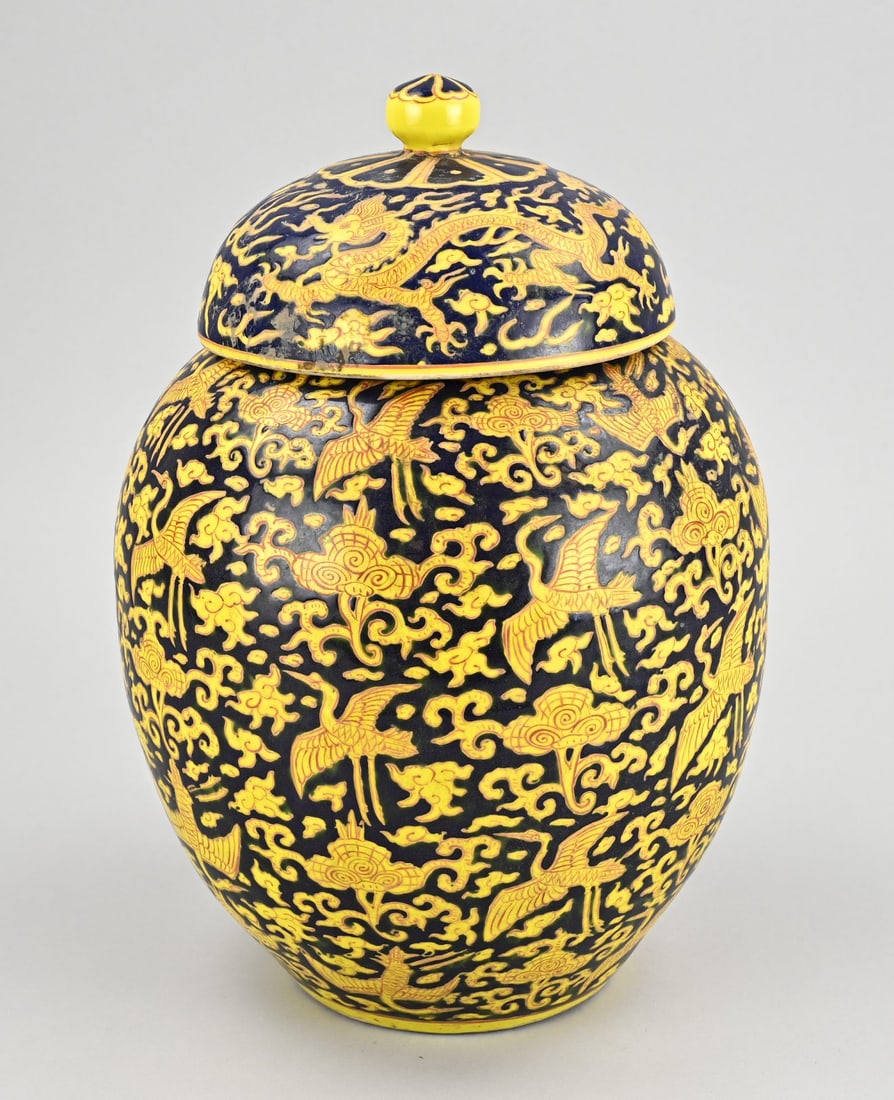 Chinese lidded pot (yellow), H 31.5 cm.: Old Chinese porcelain dragon pot with yellow glaze and crane decoration. Six-character base mark. Dimensions: H 31.5 cm. In good condition.