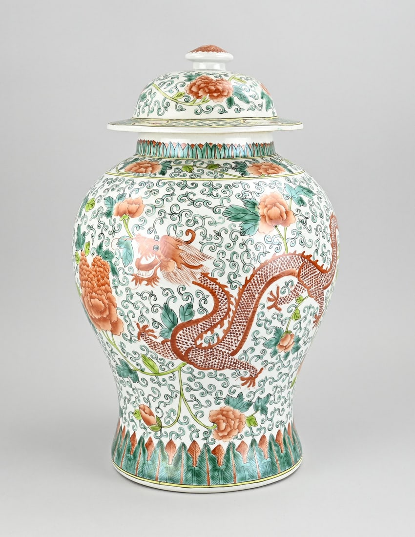 Chinese lidded vase, H 45.3 cm.: Old Chinese porcelain family verte lidded vase with peony decoration. 20th century. Dimensions: H 45.3 cm. In good condition.