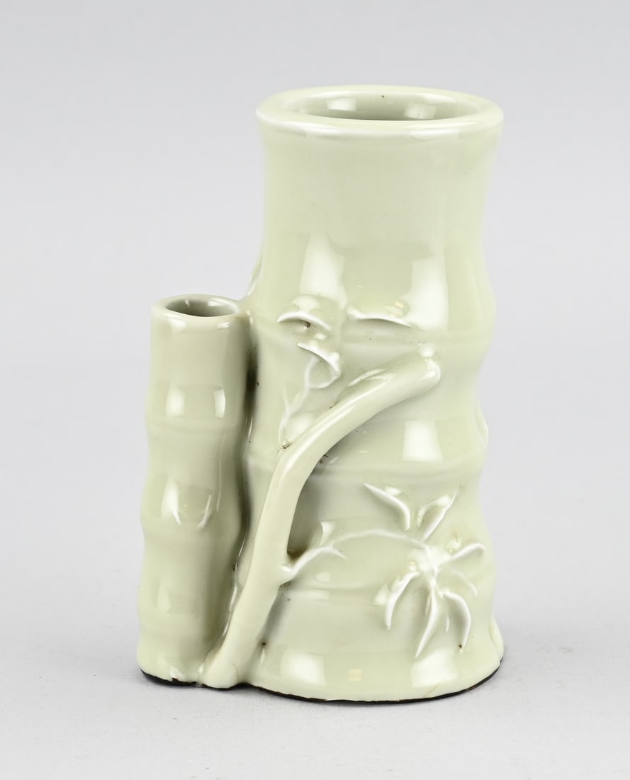 Chinese brushpot, 16.5 cm.,: Old Chinese porcelain brushpot in the shape of a bamboo stem with a base mark. Dimensions: 16.5 cm. In good condition.