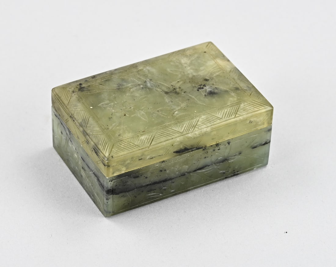 Chinese jade lidded box: Antique Chinese jade lidded box with floral decoration. Dimensions: 4 x 8 x 6 cm. In good condition.