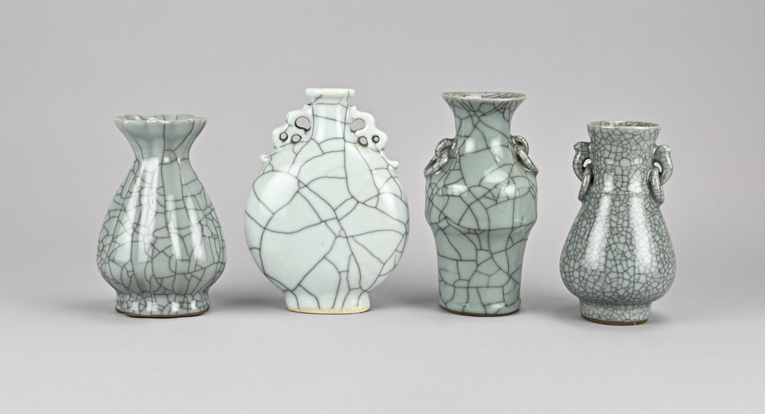 4x Celadon vase, H 15 - 19 cm.: Four diverse old/antique Chinese porcelain celadon vases, three of which have a base mark. Dimensions: H 15 - 19 cm. In good condition.