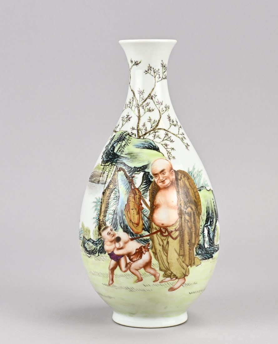 Rose family vase, H 24 cm.: Old Chinese porcelain Rose Family vase. Republic. Figures in a garden setting. Base mark. Dimensions: H 24 cm. In good condition.