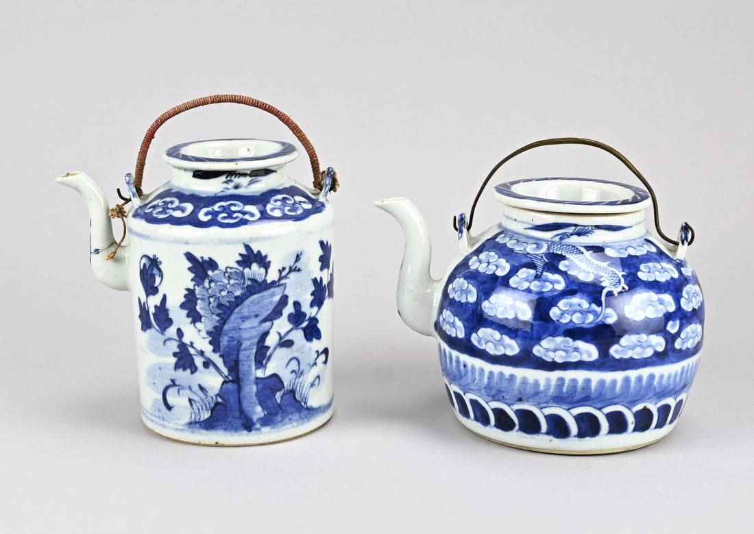 2x Chinese jug, 13 - 15 cm.: Two old/antique Chinese porcelain pitchers with garden/dragon decoration. 20th century. Dimensions: H 13 - 15 cm. In good condition.