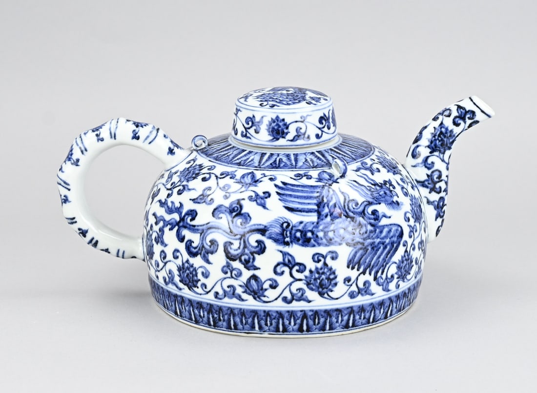 Chinese pouring jug: Old Chinese porcelain pitcher with phoenix decoration. Unmarked. Dimensions: 17 x 31 x Ø 19 cm. In good condition.
