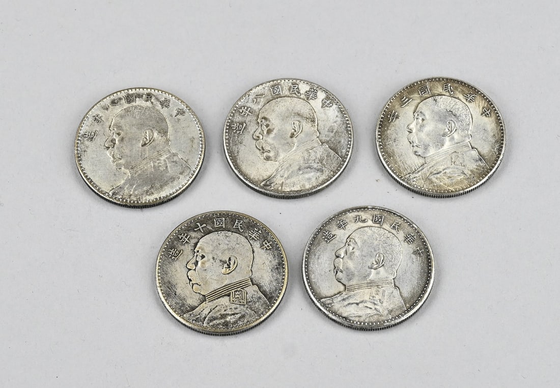 5x Chinese coin Ø 3.8 cm.: Five old Chinese coins. 20th century. Dimensions: Ø 3.8 cm. In good condition.