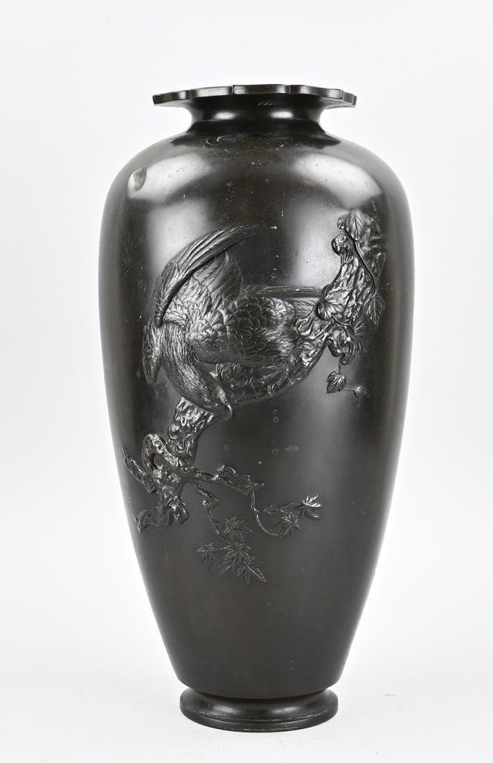 Japanese Meiji vase, H 42 cm.: Heavy, antique Japanese bronze Meiji vase with bird of prey on a branch decoration + signature. Dimensions: H 42 cm. Minor damage. In fair/good condition.