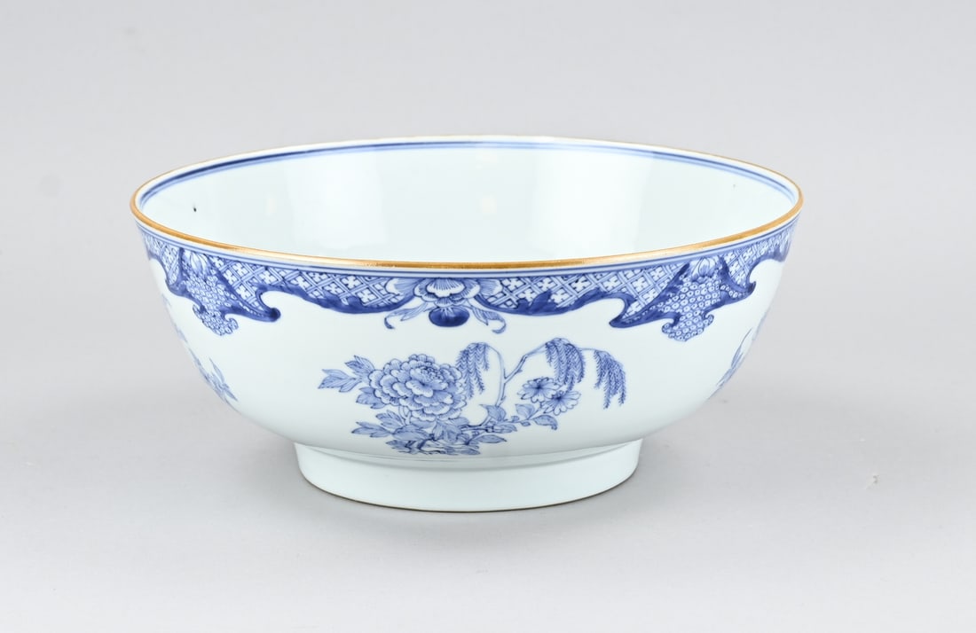 Chinese cheng lung bowl Ø 26 cm.: 18th-century Chinese porcelain Cheng Lung bowl with peony decoration. Dimensions: H 11.5 x Ø 26 cm. In good condition.