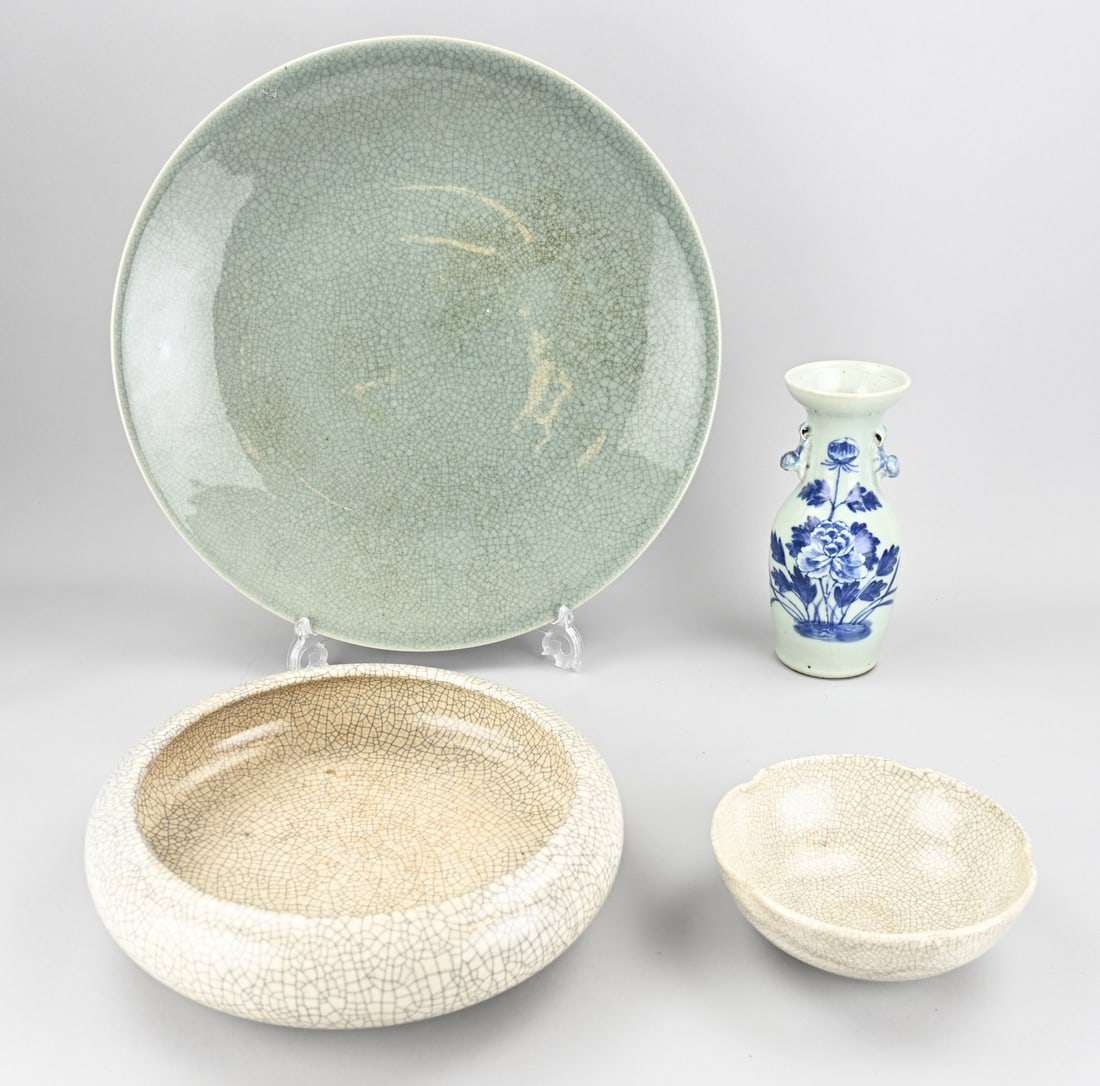 4x Chinese celadon: Four pieces of old Chinese celadon porcelain. 2x Bowl. 1x Plate. 1x 19th-century vase with floral decoration + foo dog. Dimensions: 19 x 45 cm. In good condition.