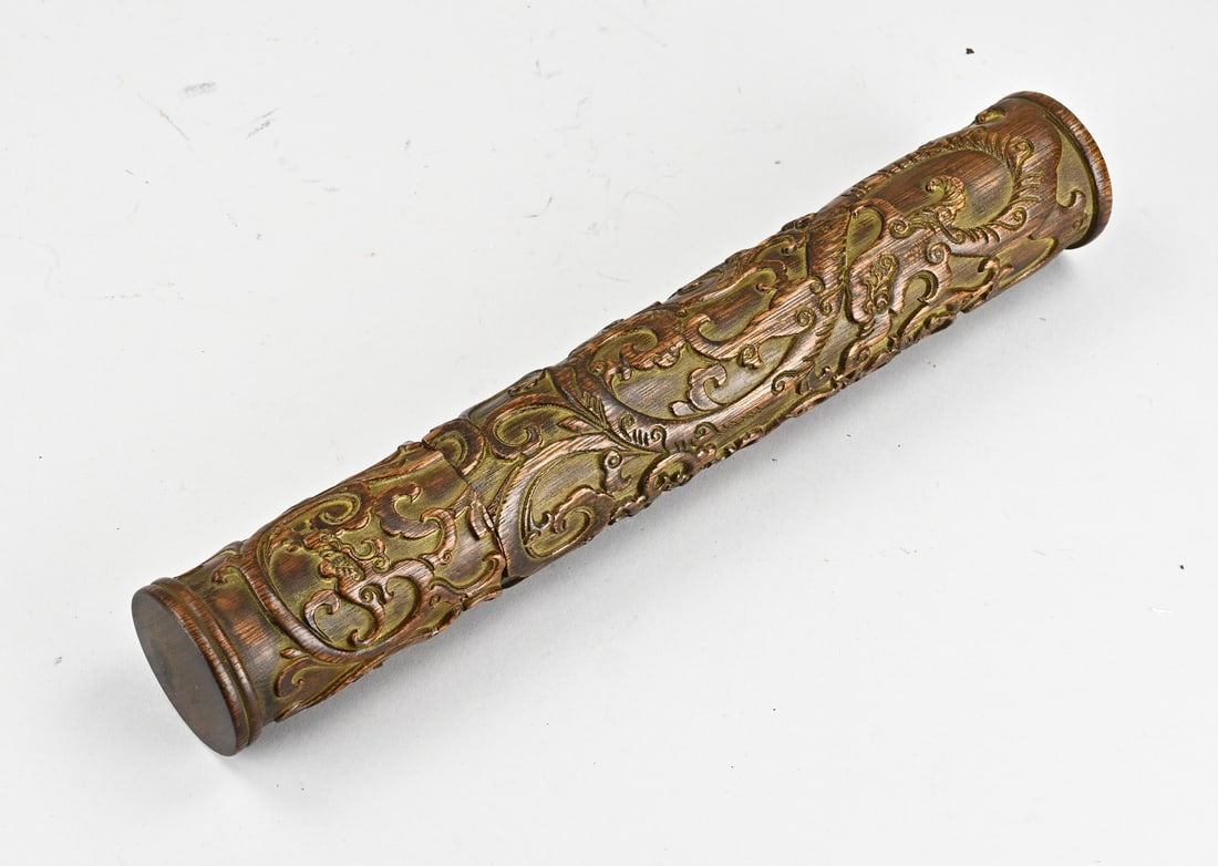 Chinese brush holder: Antique Chinese bamboo brush holder with dragon decoration. 20th century. Dimensions: 36 cm. In good condition.