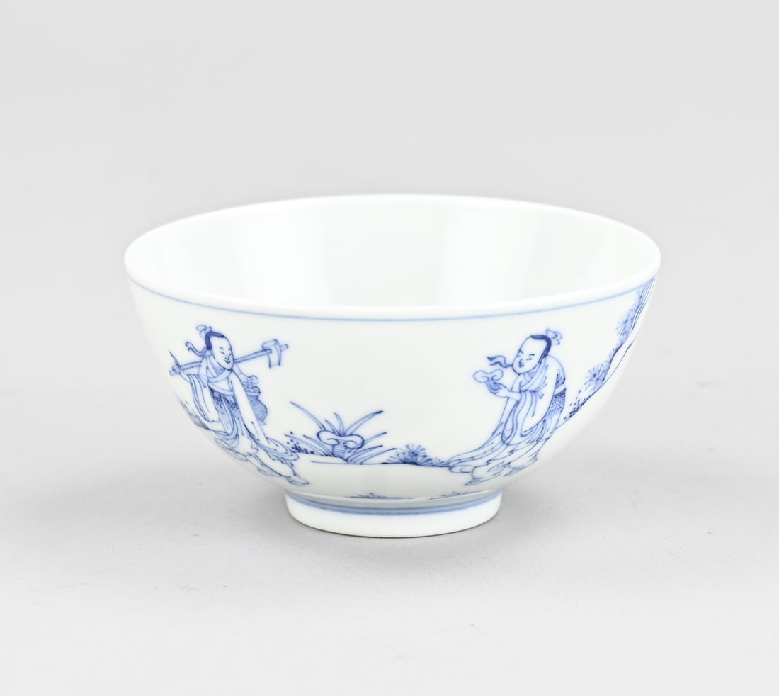 Chinese cup, H 4.3 x Ø 8.2 cm.: Chinese porcelain cup with figures in a landscape decoration + six-character base mark. Dimensions: H 4.3 x Ø 8.2 cm. In good condition.