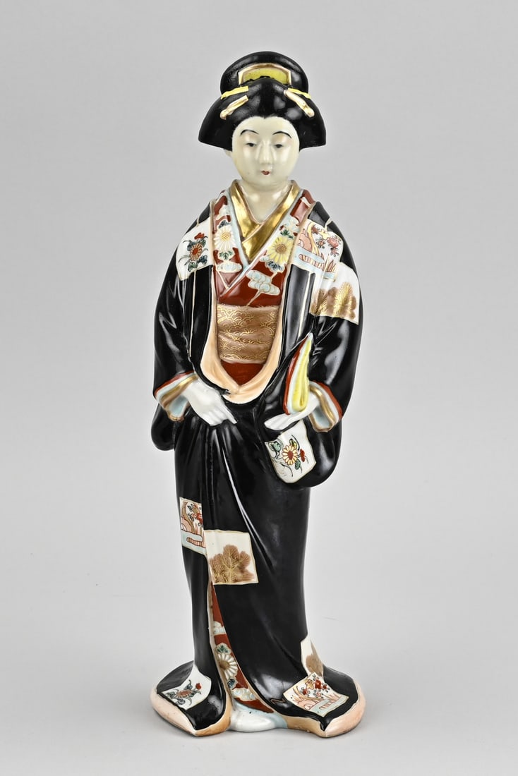 Japanese geisha, H 35 cm.: Antique Japanese porcelain Satsuma geisha with floral/gold decoration. Dimensions: H 35 cm.