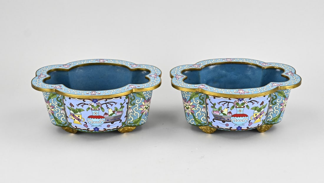 2x Cloisonné flower pot: Two old, contoured Chinese cloisonné flowerpots with precious objects/floral decoration. Dimensions: 10 x 22 x 17 cm. In good condition.