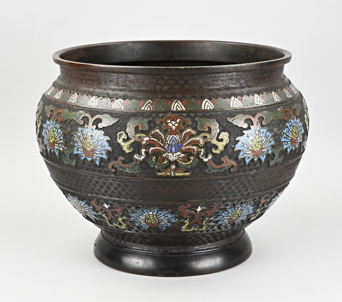Japanese cloisonné flower pot Ø 35 cm.: Antique Japanese bronze cloisonné flowerpot with floral decoration. Dimensions: H 28 x Ø 35 cm. In good condition.