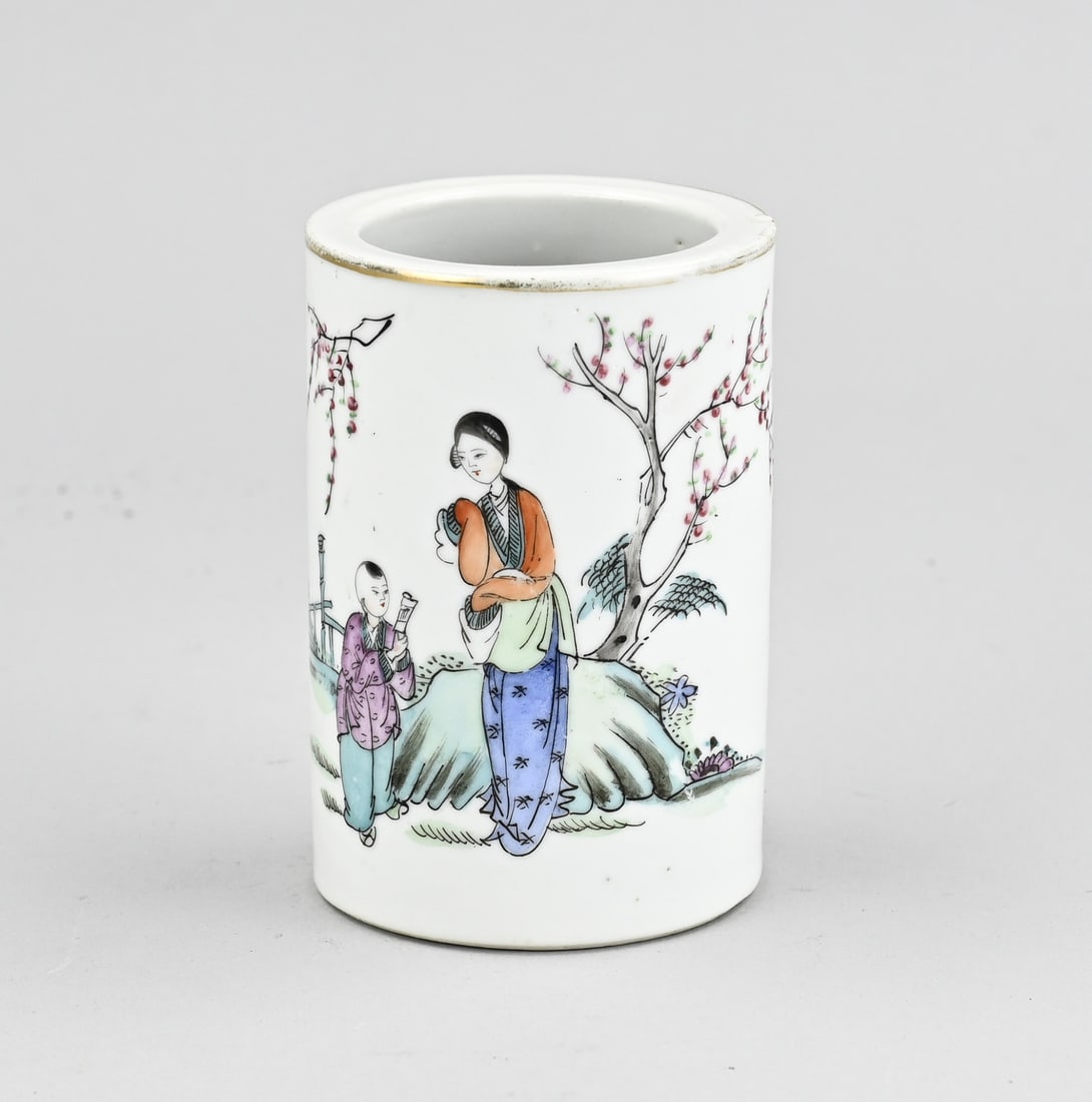 Chinese paintbrush pot: Old Chinese porcelain family rose brush holder with figures in a garden + text. Four-character base mark. Dimensions: H 10.3 x Ø 7 cm. In good condition.