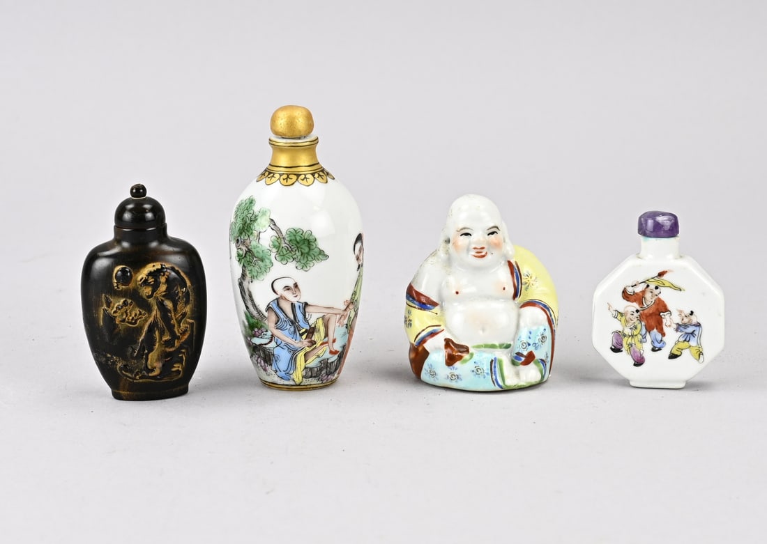 4x China: Four parts of Old China. 20th century. Including: Laughing Buddha, snuff bottles (porcelain + horn?). Dimensions: 6 x 11 cm. In good condition.