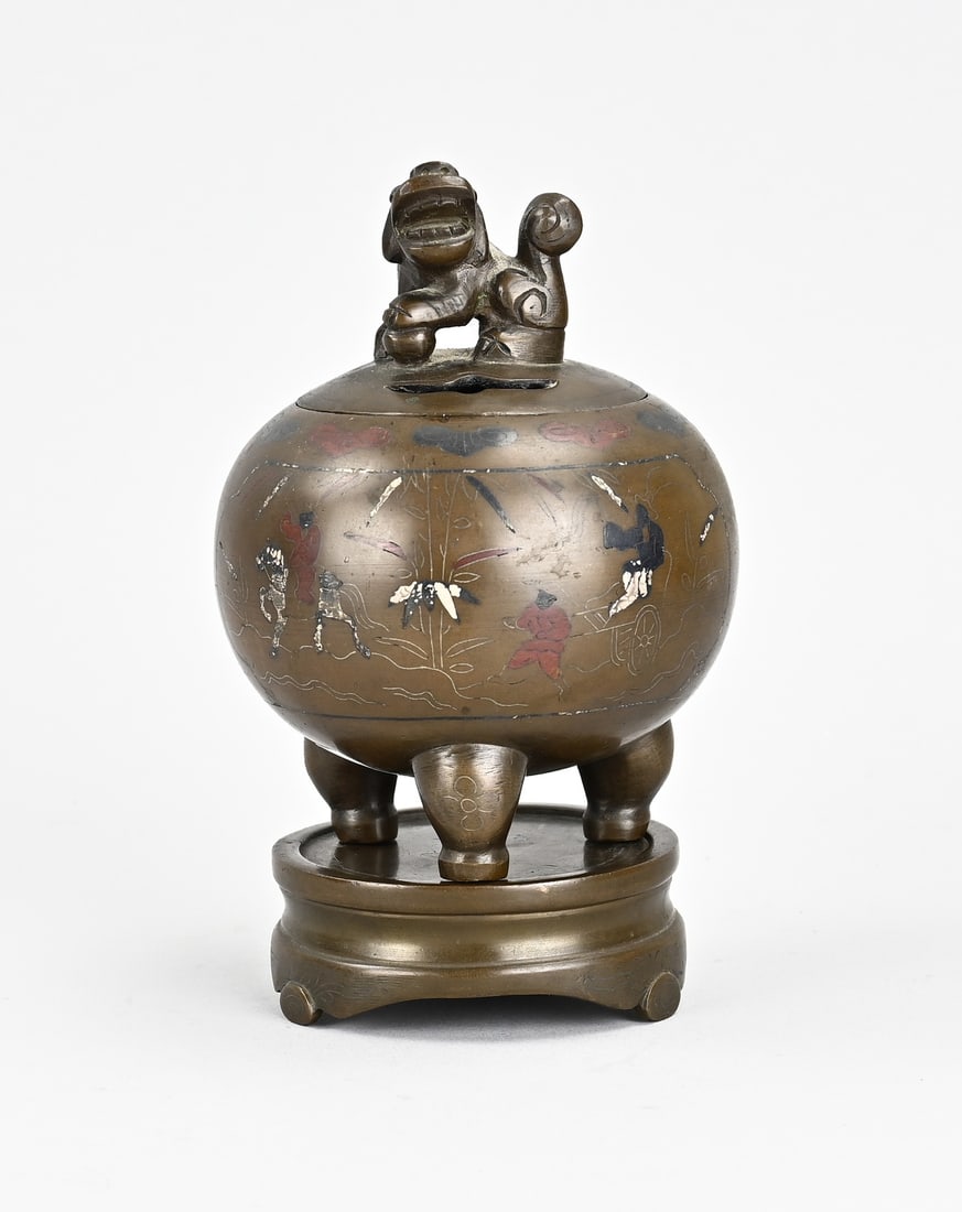 Incense burner on a pedestal: Heavy, antique, Japanese or Chinese bronze incense burner with foo dog and figures decoration, on a console. Dimensions: 15.5 cm. In good condition.