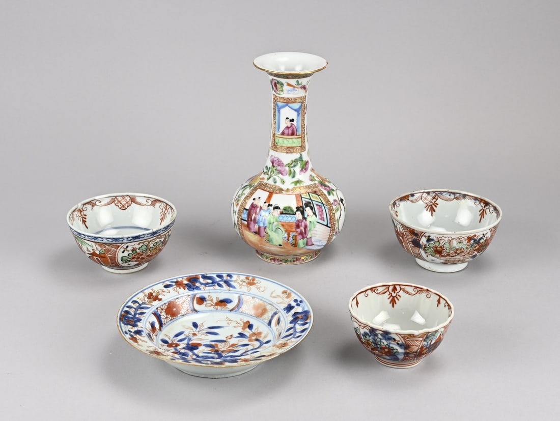5x Chinese porcelain: Five pieces of diverse antique Chinese porcelain. 18th - 19th century. Including: Cantonese Rose Family vase, 19th century, chip. Imari porridge plate, chip/hairline crack. Three Amsterdam Polygon