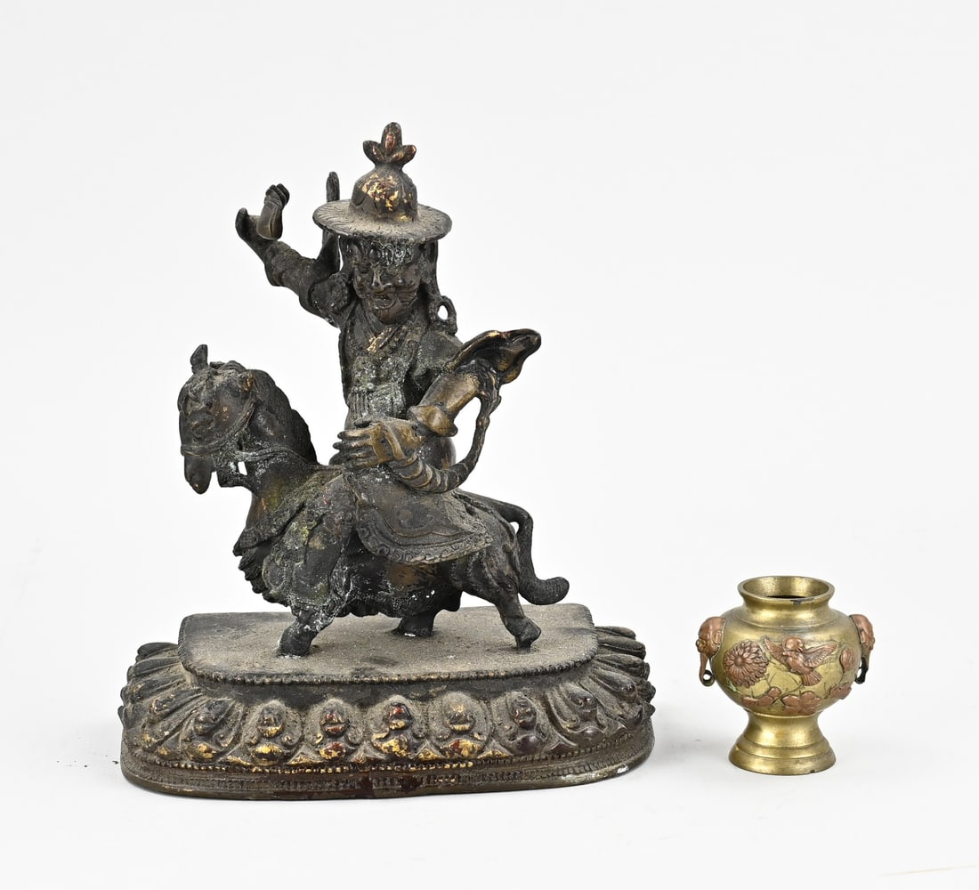 2x Chinese (statue + vase): Antique Chinese bronze figure on horseback on a lotus flower, Tibet. Also a small Japanese bronze miniature vase, circa 1900. Dimensions: 6 x 21 cm. In good condition.
