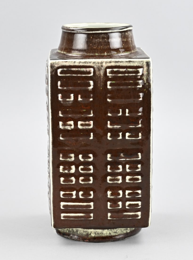 Chinese vase (square), H 27.5 cm.: Old, square, Chinese porcelain vase with sang de boeuf glaze. Base mark. Dimensions: H 27.5 cm. In good condition.