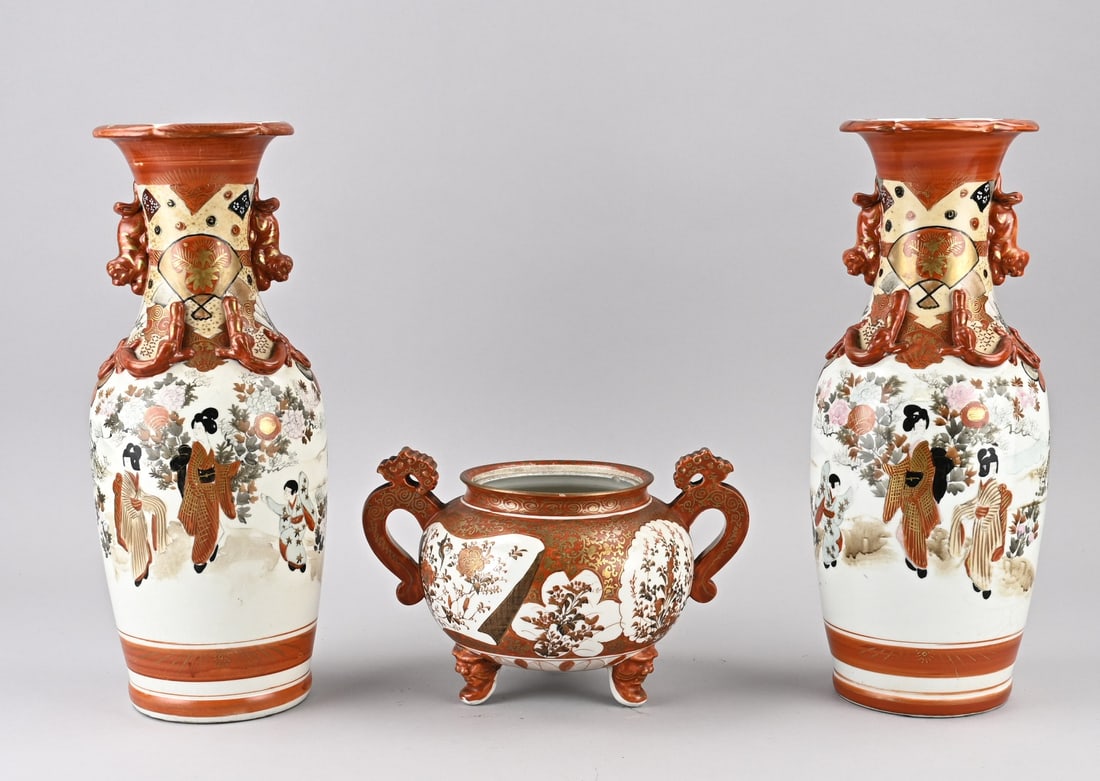 Kutani vases + incense burner: Three pieces of antique Japanese Kutani porcelain. Two vases with geishas + incense burner with gold decoration + base mark. Dimensions: 17 x 37 cm. In good condition.