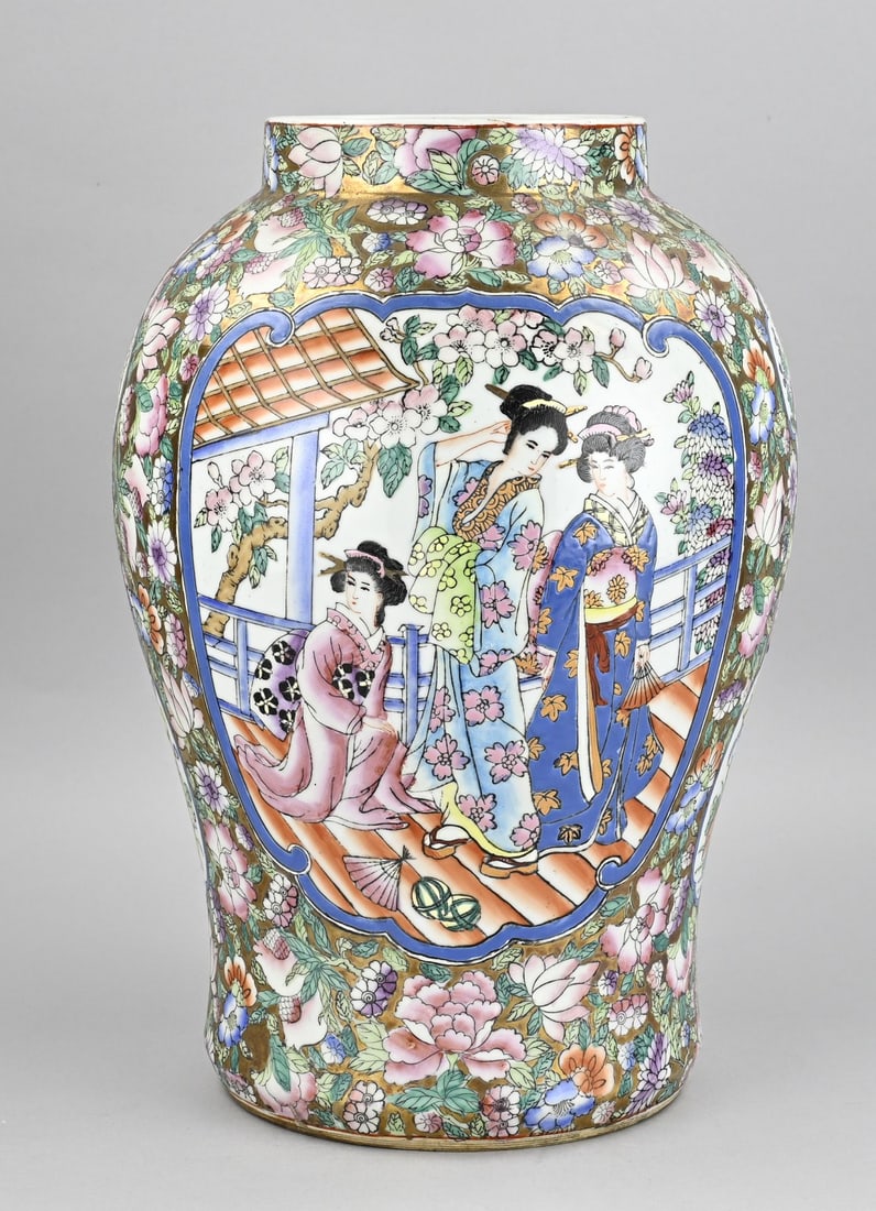 Chinese vase: Old Chinese porcelain Rose Family vase with mille fiori decoration + gold and geishas. Dimensions: 41 cm. In good condition.