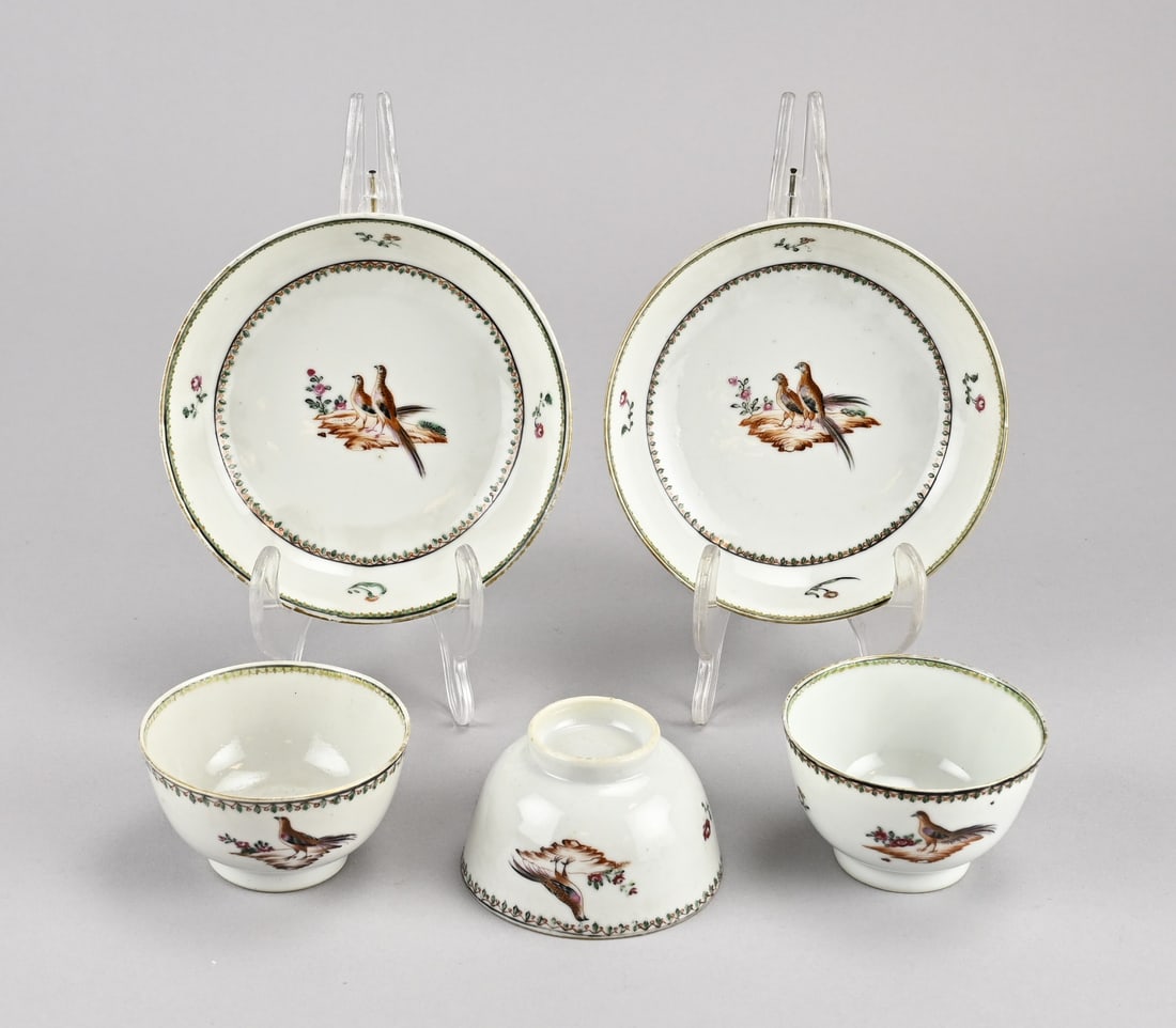 Lot of Chinese cups and saucers: Three 18th-century Chinese porcelain cups + 2 saucers. Bird of Paradise/gold decoration. Dimensions: 7.6 x 12.6 cm. Two cups have hairline cracks, the rest is good. In fair/good condition.