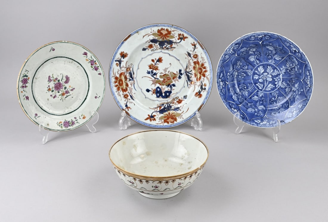 Lot of Chinese porcelain (4x): Four pieces of 18th-century Chinese porcelain (3x plate + 1x bowl). Large Rose Family bowl, damaged. Kang Xi plate, blue/white, damaged. Rose Family plate, chips. Imari plate, garden/gold decoration,