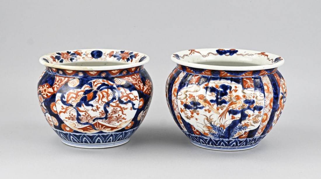 2x Japanese Imari flower pot: Two 19th-century Japanese porcelain Imari flowerpots. One with rim restoration. Dimensions: H 16 x Ø 19 cm. In fair/good condition.
