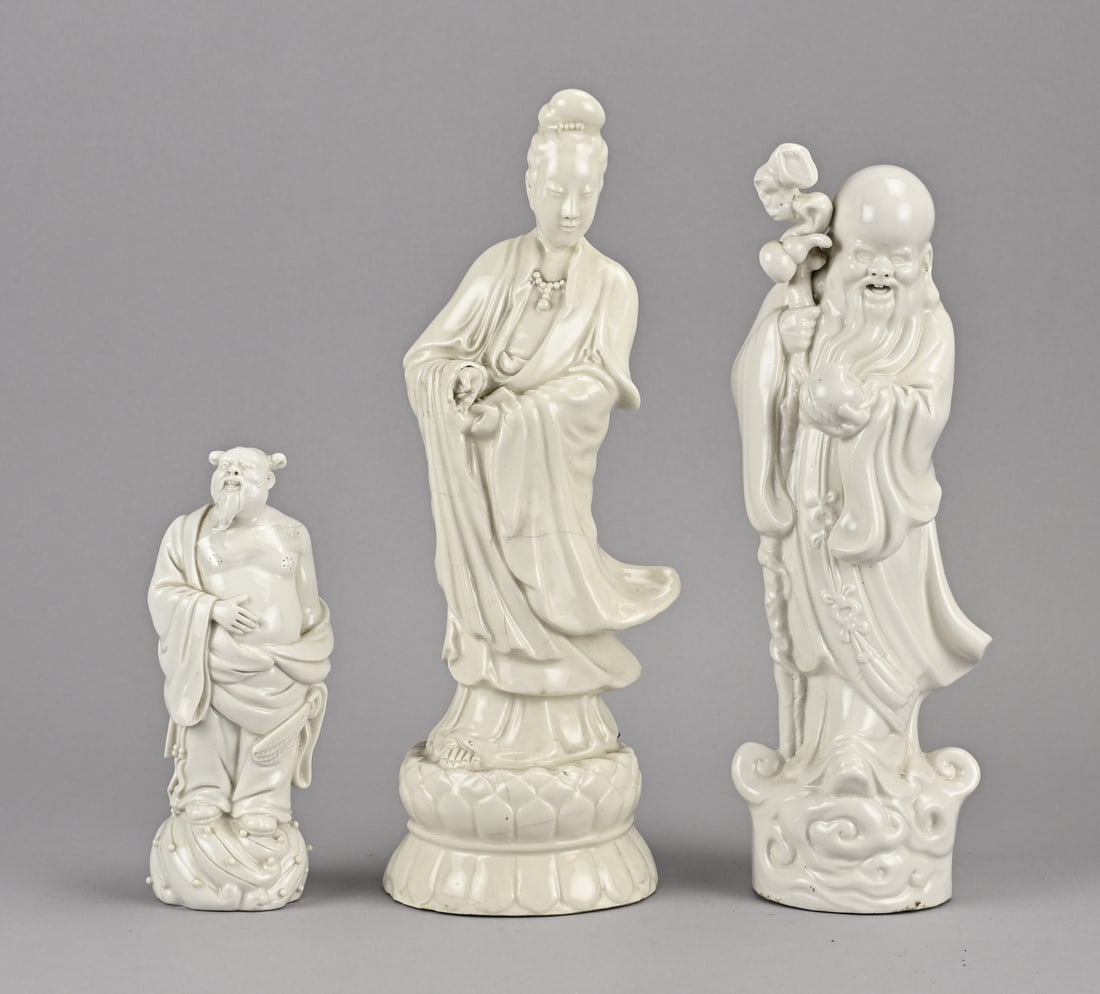 3x Blanc de Chine figure, H 16 - 27 cm.: Three old Chinese Blanc de Chine porcelain figures. Dimensions: H 16 - 27 cm. In good condition.
