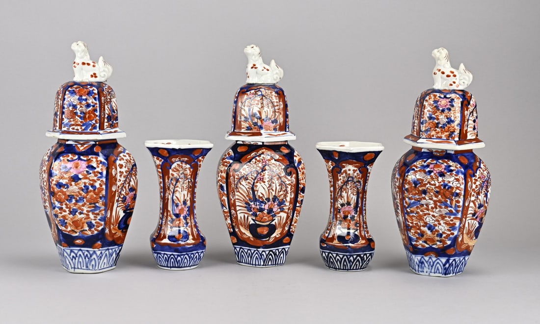 5-Piece Japanese Imari cabinet set, H 16 - 30 cm.: Antique five-piece Japanese Imari porcelain cabinet set with floral decoration. Dimensions: H 16 - 30 cm. In good condition.