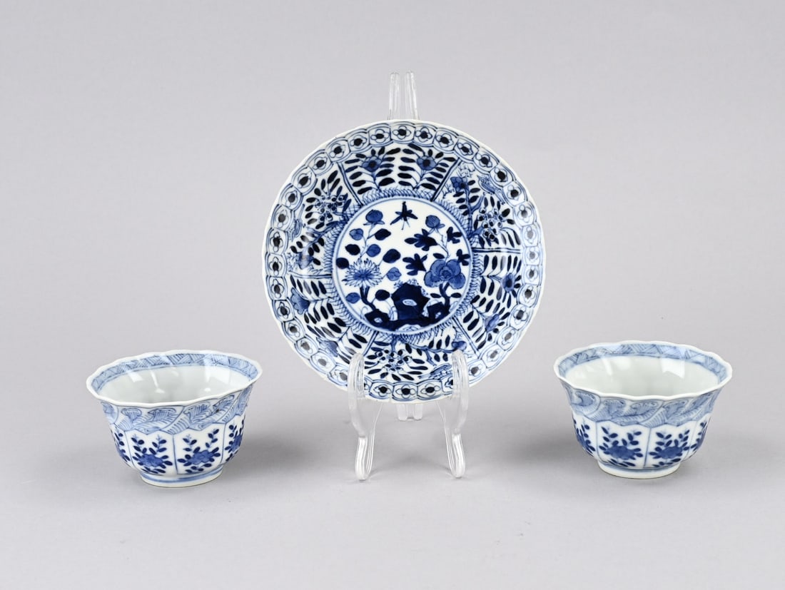 3x Chinese porcelain: Three pieces of Chinese porcelain. Consisting of: 2x Kang Xi cup, 18th century, floral decoration, base mark, one hairline crack. 1x Saucer, 19th century, glued. Dimensions: 5 - 13.5 cm. In fair/good