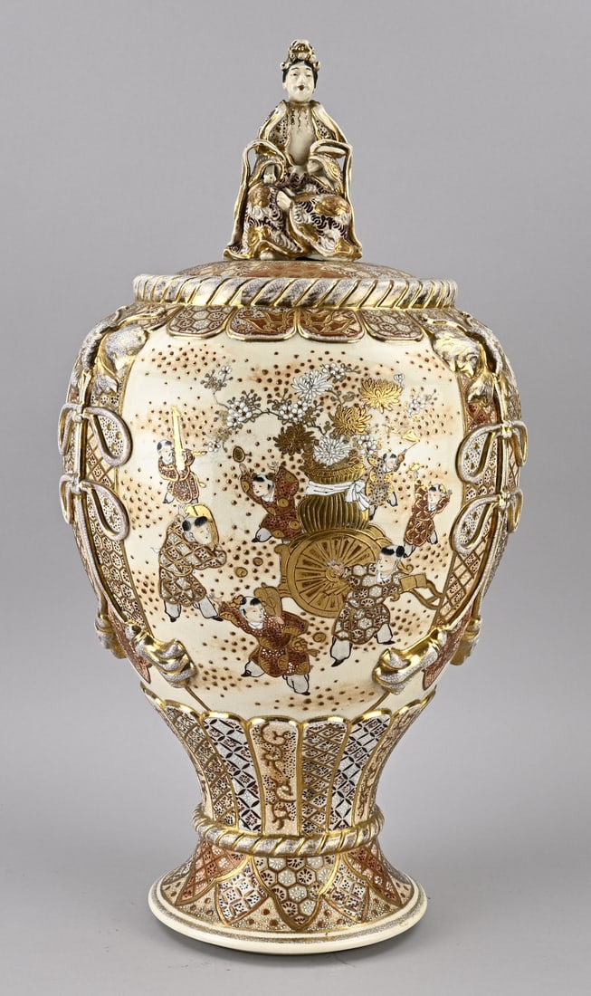 Japanese Satsuma vase, H 57 cm.: Large, 19th-century Japanese porcelain Satsuma vase with figures/gold decoration + geisha on the lid. Dimensions: H 57 cm. In good condition.