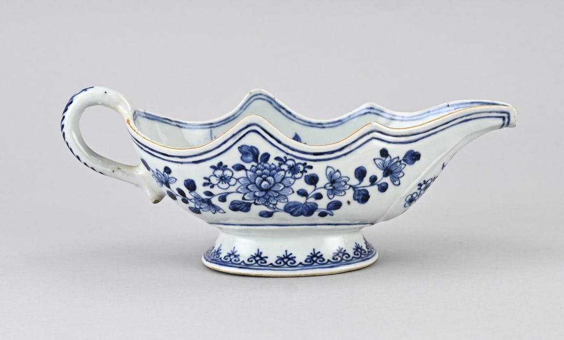 Chinese sauce bowl: 18th-century Chinese porcelain Cheng Lung gravy boat with garden/cuckoo decoration. Dimensions: 9 x 24 x 10.5 cm. In good condition.