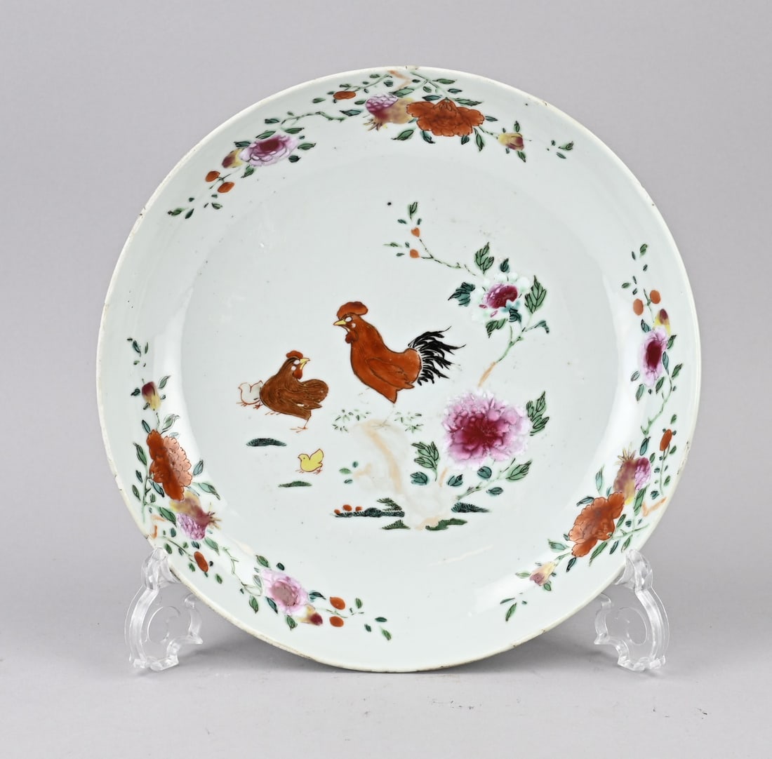 Chinese plate Ø 25.7 cm.: 18th-century Chinese porcelain Familie Verte plate with chickens, peonies, and gold decoration. Dimensions: Ø 25.7 cm. Some chips. In fair/good condition.