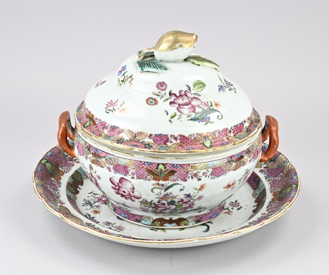 Chinese lidded tureen: Beautiful 18th-century Chinese porcelain Rose Family tureen with underplate. Floral/butterfly decoration + peach/gold decoration on the lid. Dimensions: 27 x Ø 23 cm / 5 x Ø 34.5 cm. In good conditi