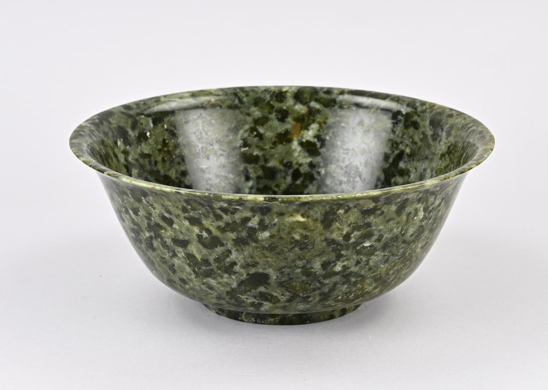 Chinese jade bowl Ø 25.3 cm.: Old Chinese jade dish/bowl. 20th century. Dimensions: 10.2 x Ø 25.3 cm. In good condition.