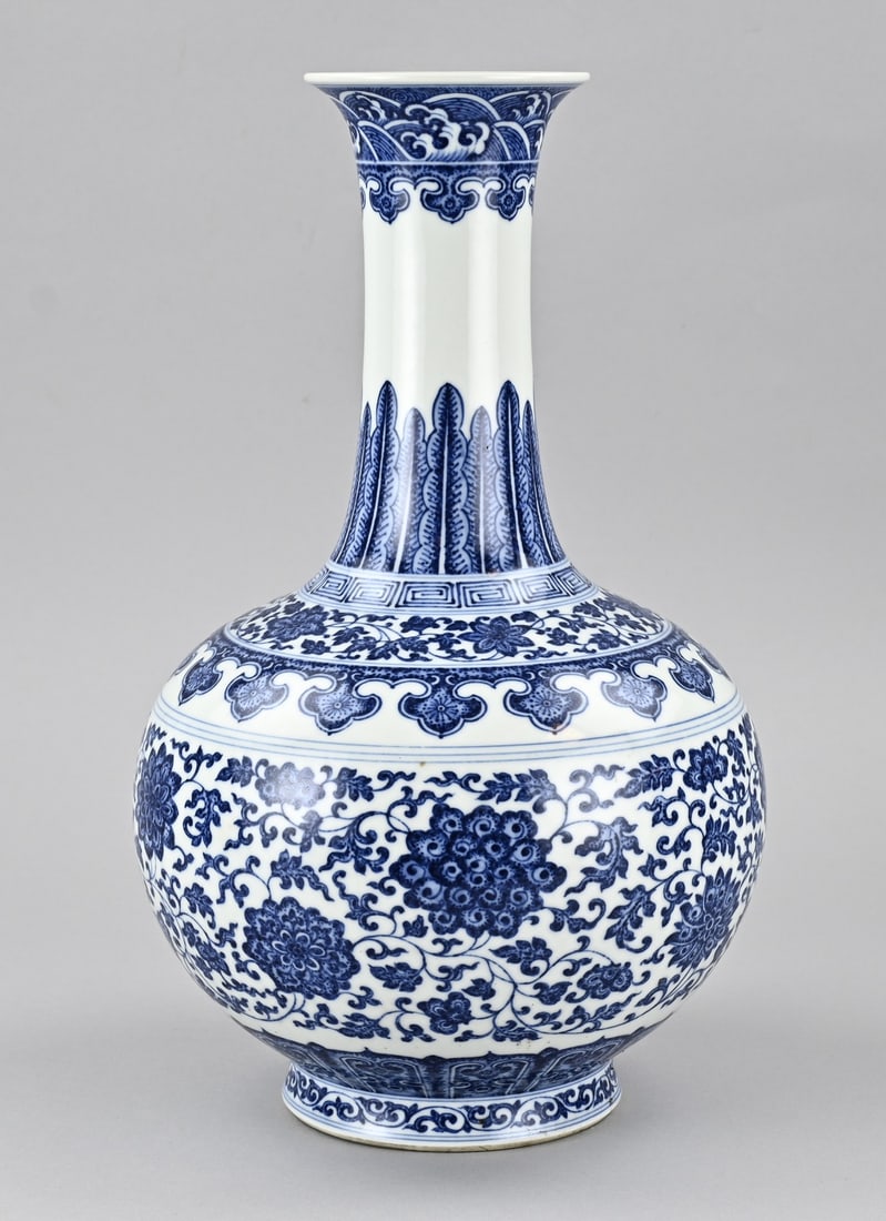 Chinese vase, H 38.6 cm.: Old Chinese porcelain pipe vase with floral decoration. Ch'ing Dynasty (Qing Dynasty). Dimensions: H 38.6 cm. In good condition.