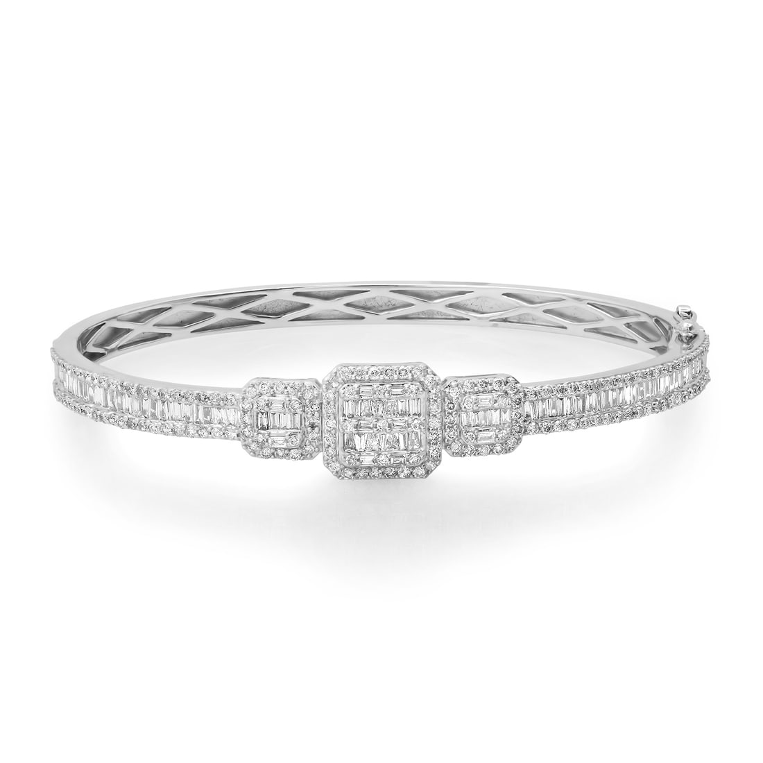 14K White Gold Setting with 3.52ct Diamond Hinged Bangle Bracelet: Retail: $11,392.00 ****** 14K White Gold Setting with 3.52ct Diamond Hinged Bangle Bracelet ****** Size: 2.5 by 2" / Metal: 14K White Gold / Total Item Weight: 15.6 Grams / Country Made: United States