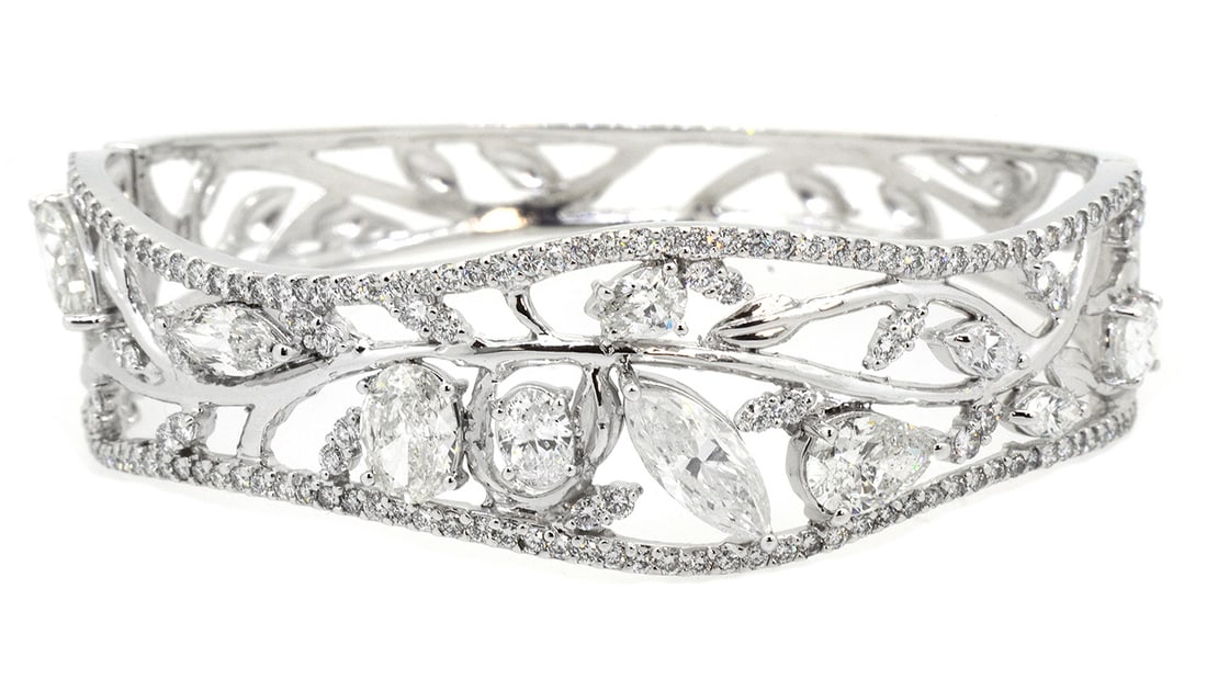 18K White Gold Ladies Bangle Bracelet with 9.21ct tw Diamonds: Retail: $55,000.00 ****** 18K White Gold Ladies Bangle Bracelet with 9.21ct tw Diamonds ****** Size: 7 / Metal: 18K White Gold / Total Item Weight: 39 Grams / Country Made: United States / / Main Ston