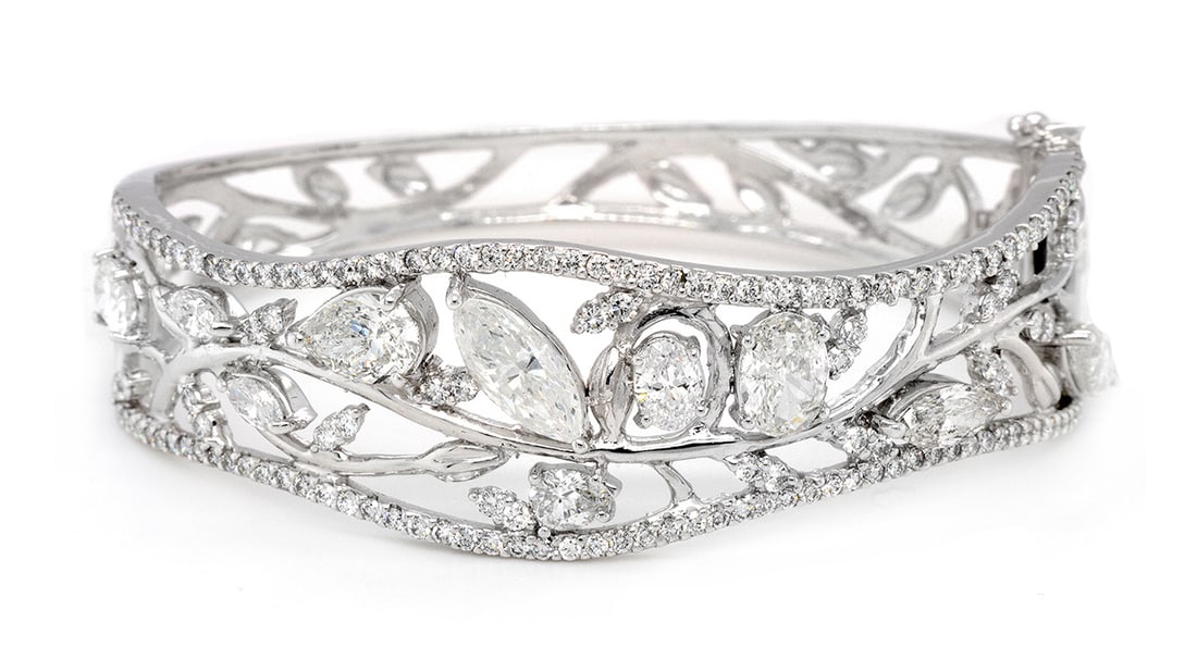 18K White Gold Ladies Bangle Bracelet with 8.77ct tw Diamonds: Retail: $51,000.00 ****** 18K White Gold Ladies Bangle Bracelet with 8.77ct tw Diamonds ****** Size: 7 / Metal: 18K White Gold / Total Item Weight: 32.4 Grams / Country Made: United States / / Main St