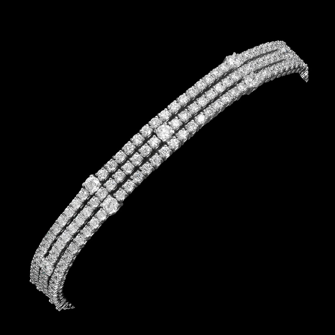18k White Gold 5.85ct Diamond Bracelet: Retail: $19,266.00 ****** 18k White Gold 5.85ct Diamond Bracelet ****** Metal: 18K White Gold / Total Item Weight: 18.6 grams / Country Made: United States / / Main Stone: Diamond / Carat Total Weight