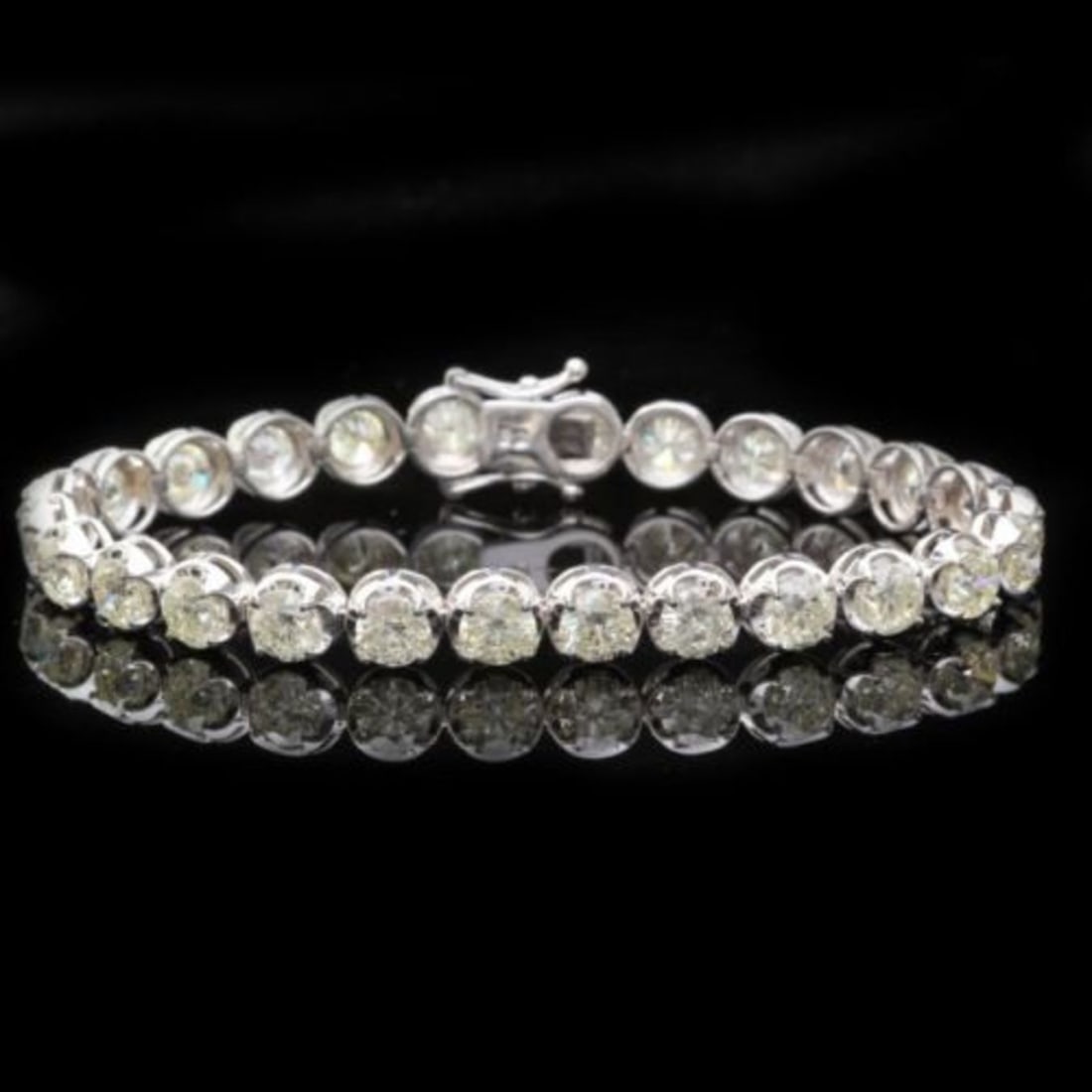 18K Gold 14.44Ct Diamond Bracelet: Retail: $66,675.00 ****** 18K Gold 14.44Ct Diamond Bracelet ****** Metal: 18K White Gold / Total Item Weight: 19.0 Grams / Country Made: United States / / Main Stone: Diamond / Carat Total Weight: 19 